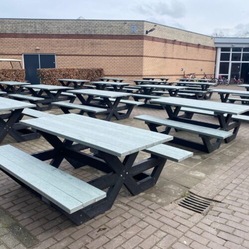 Onze picknicktafels model Cross van het kwaliteitsmerk Govaplast bij recreatiepark de Leistert